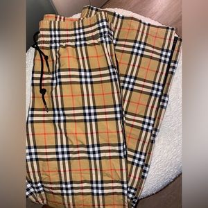 Women Burberry pants pockets on the side